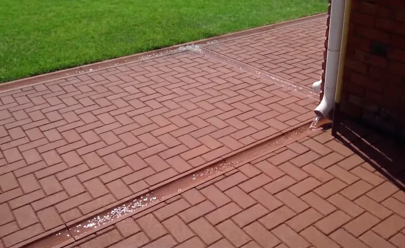 Ливневый лоток полимерно-песчаный: характеристики, виды и применение для водоотведения